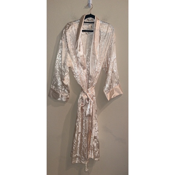 Victoria’s Secret Vintage Satin‎ Cream Robe Size Medium/Large New with Tags